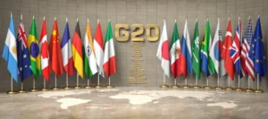 escrito-g20-e-listagem-de-nomes-em-uma-parede-entre-as-bandeiras-dos-20-membros-do-g20-grupo-dos-20